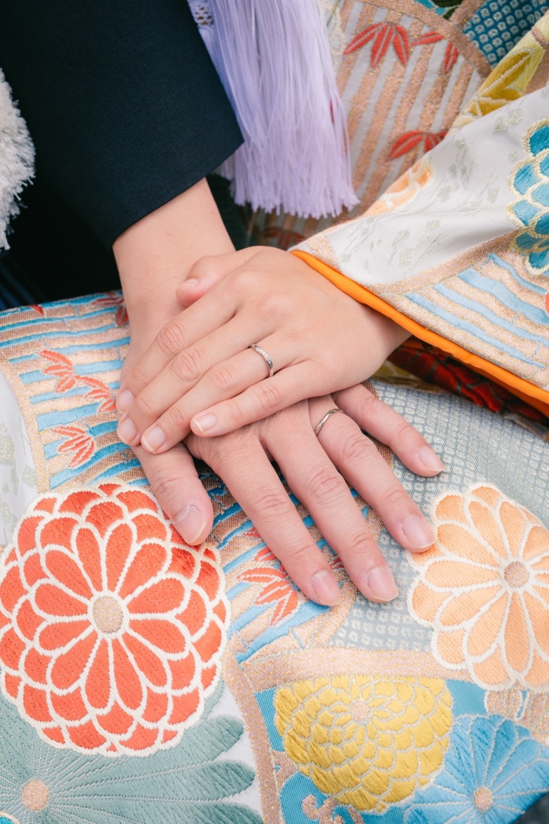 色打掛に指輪が光る