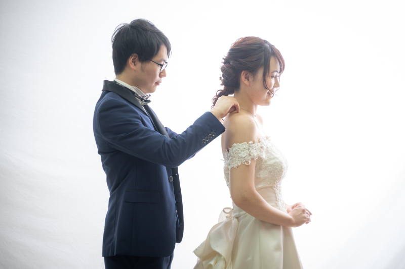 ネックレスを付けて