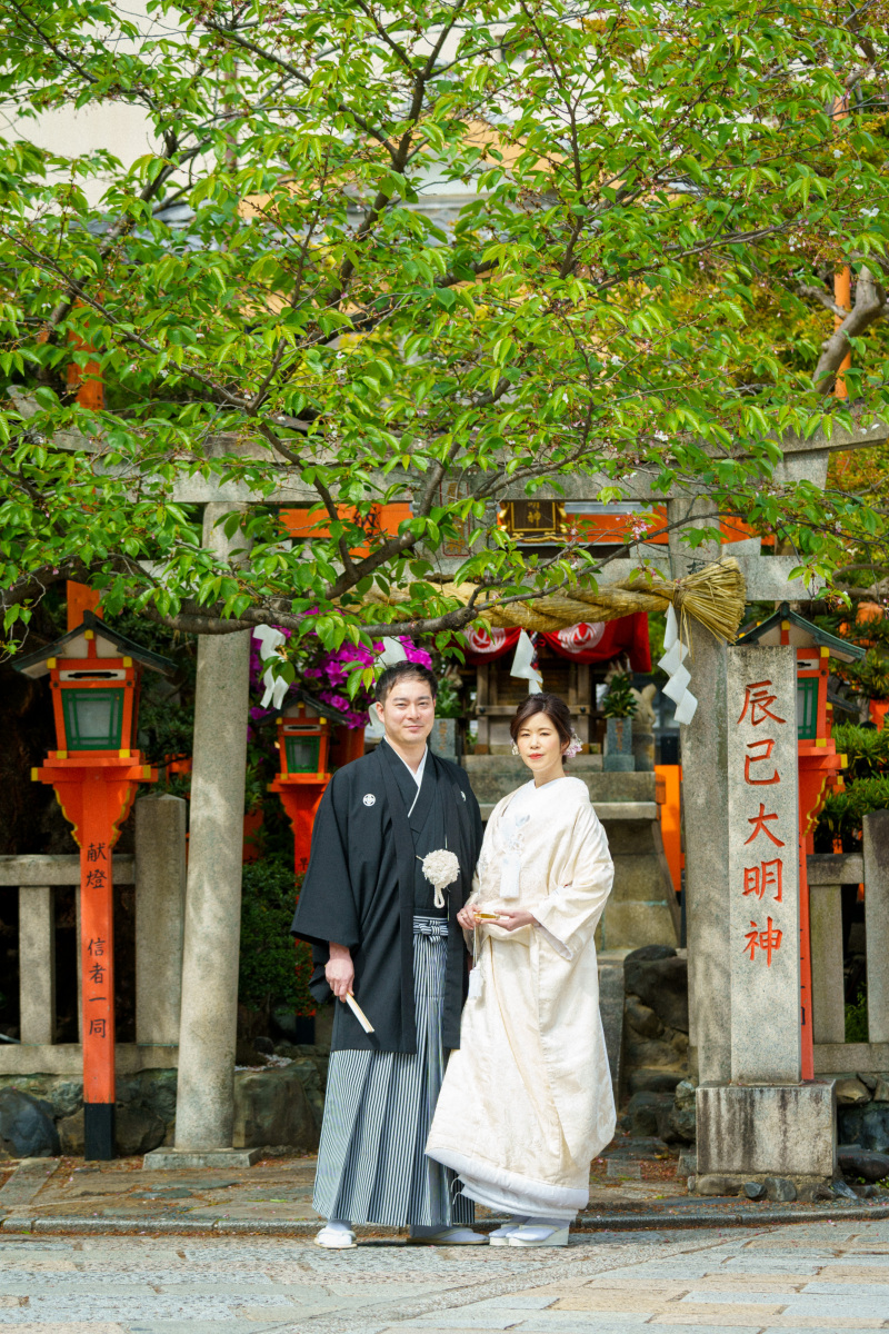 神社の前で