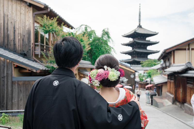 八坂の塔を見るお二人