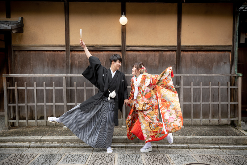 八坂の塔の下で