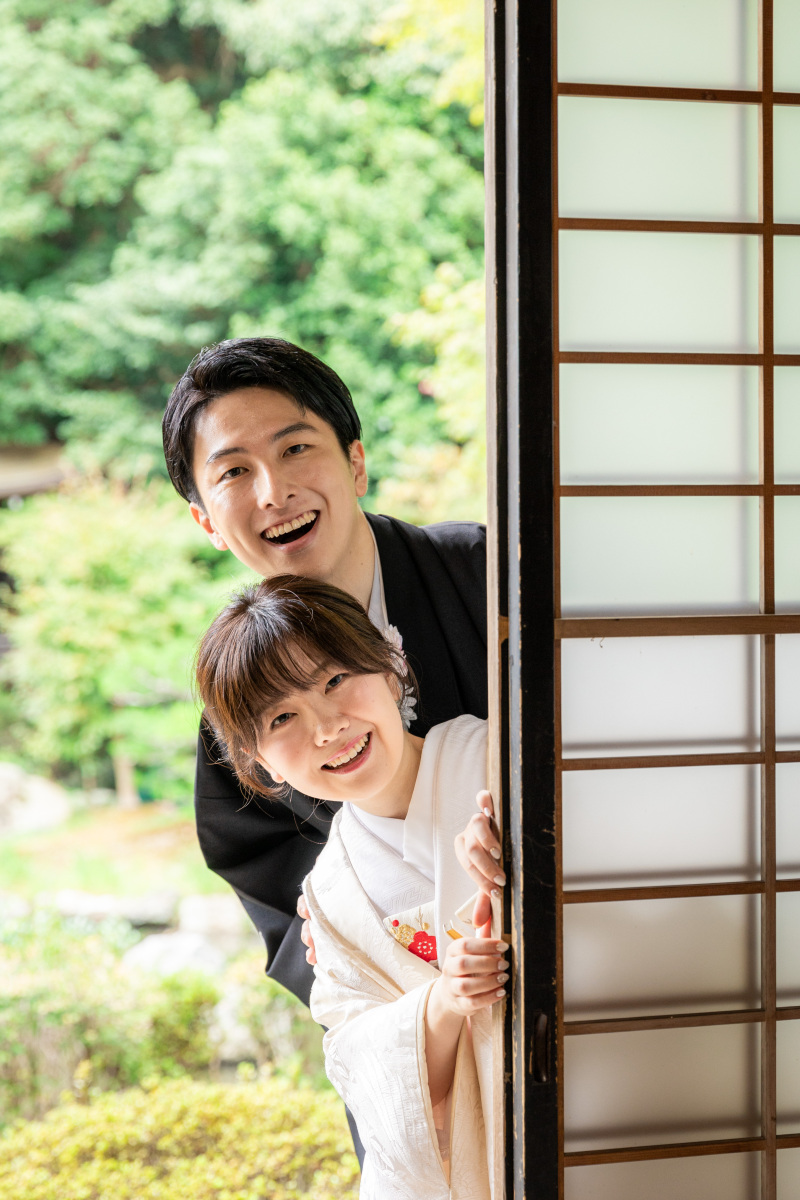 顔をひょこっと出して