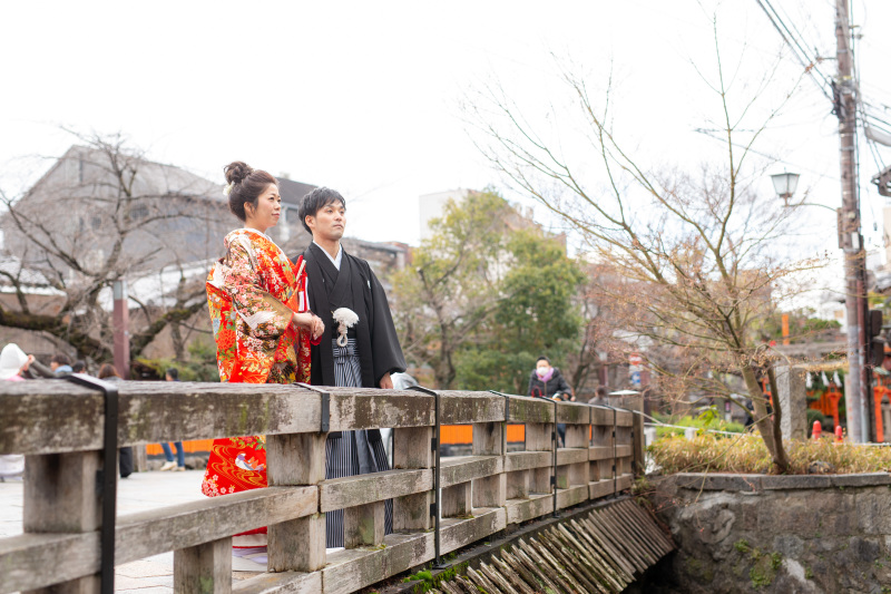 風情ある橋の上で