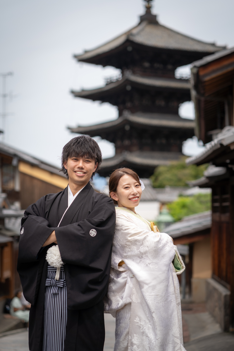 八坂の塔を背に