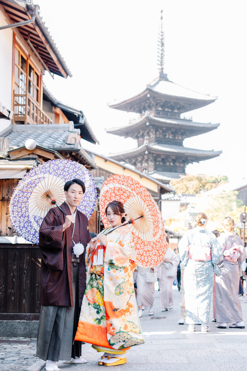 八坂の塔をバックに