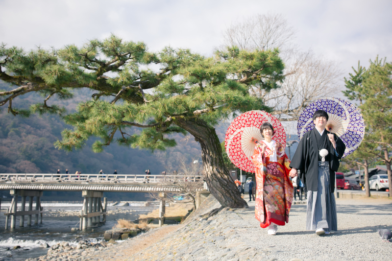 大きな松の木の前で