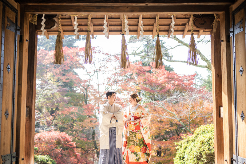 まずは、門の前で