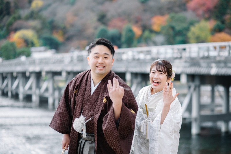 渡月橋を背景に