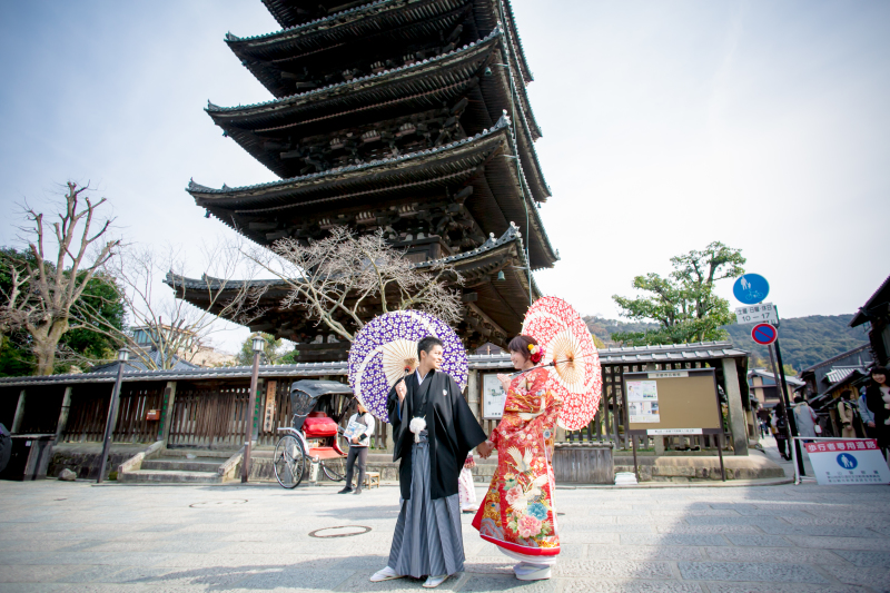 八坂の塔の前で