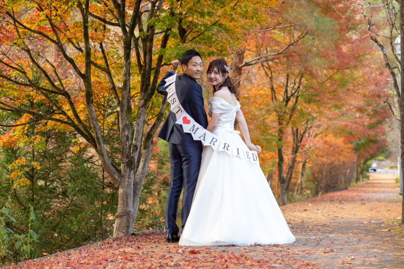 紅葉をバックに