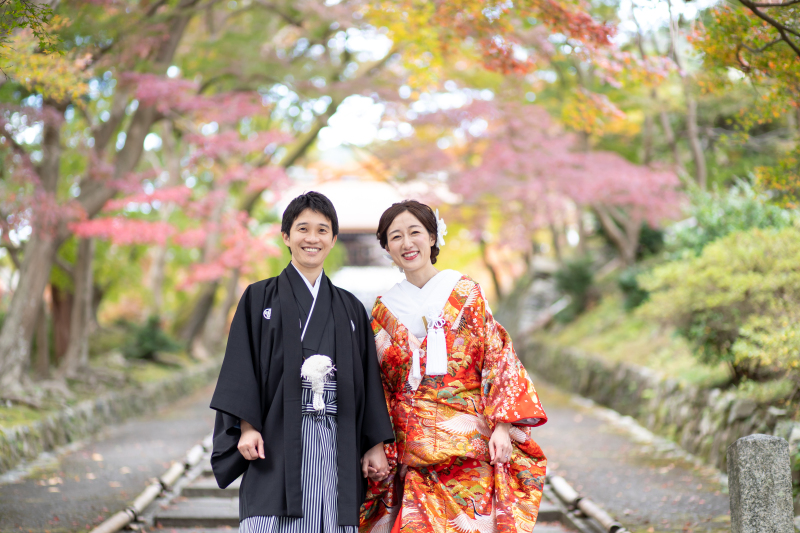 紅葉に包まれた毘沙門堂にて