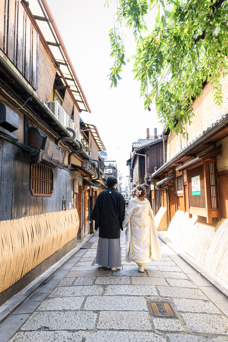 二人で手を繋いで