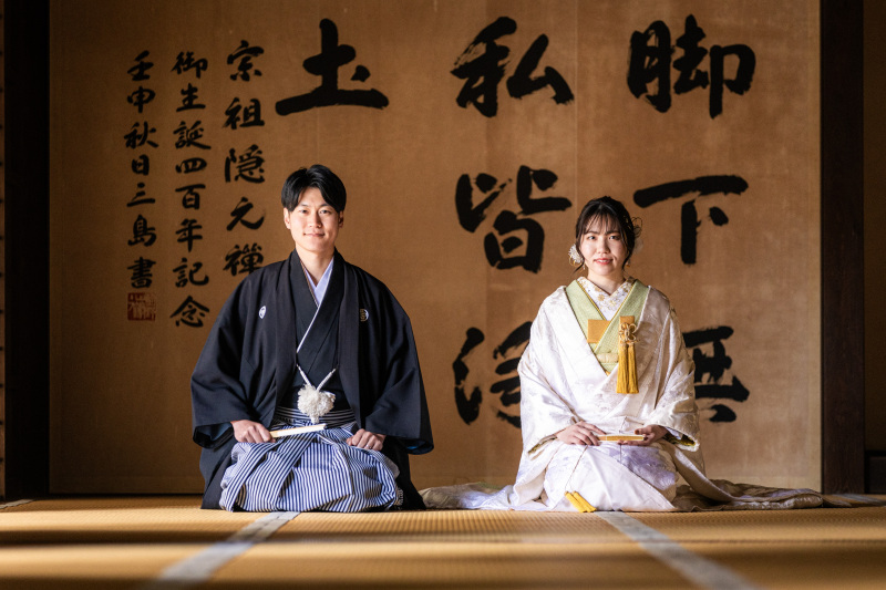萬福寺の和室で正座