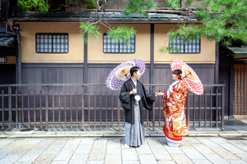 京都の街並みとともに