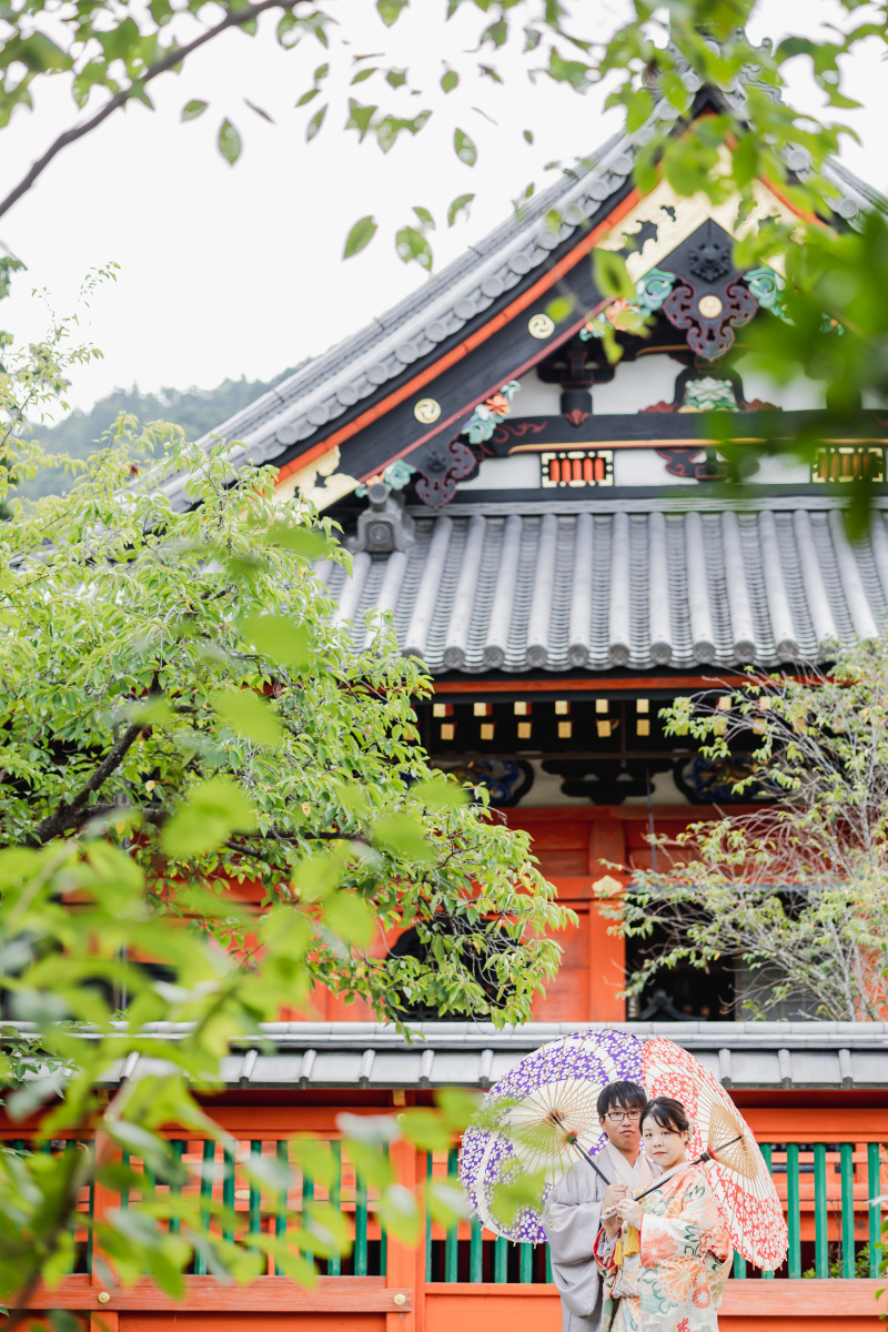 朱い建物の前で