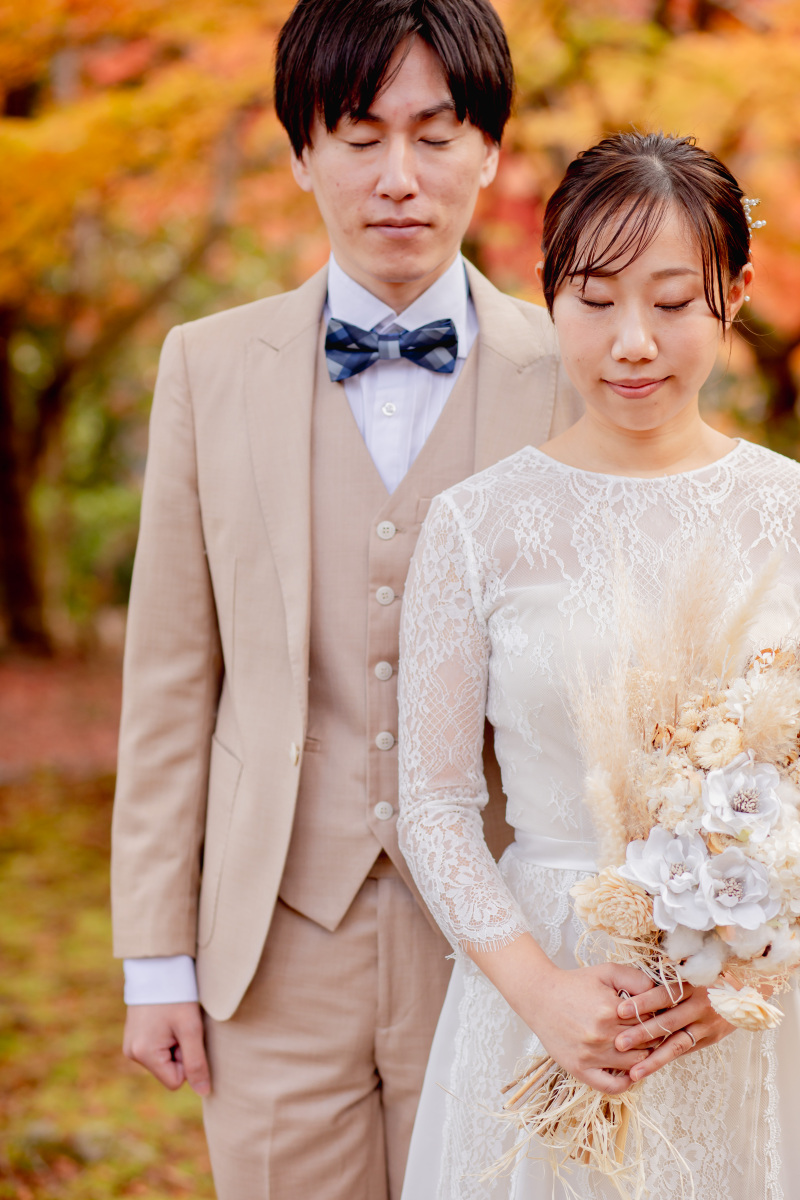 紅葉をバックに