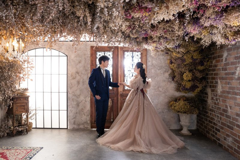 手を取り合って