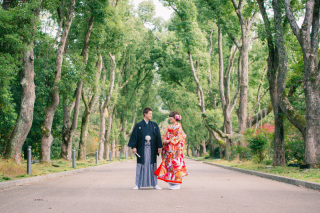 緑と赤の彩る場所で　色打掛・白無垢　自然公園にて