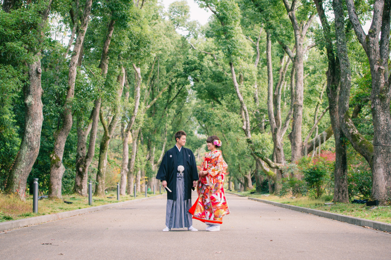 緑と赤の彩る場所で　色打掛・白無垢　自然公園にて