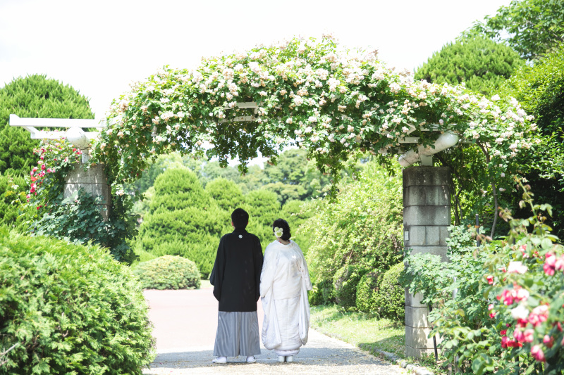 お花のアーチををくぐって。。