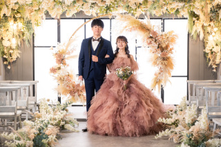 トレンドのドレスでスタジオ撮影