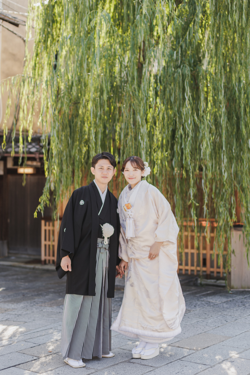 柳と一緒に撮影