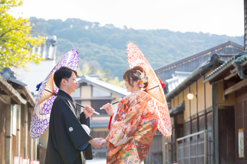 手をつなぐ二人