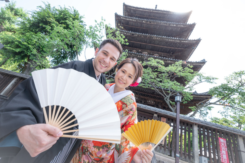 八坂の塔をバックに