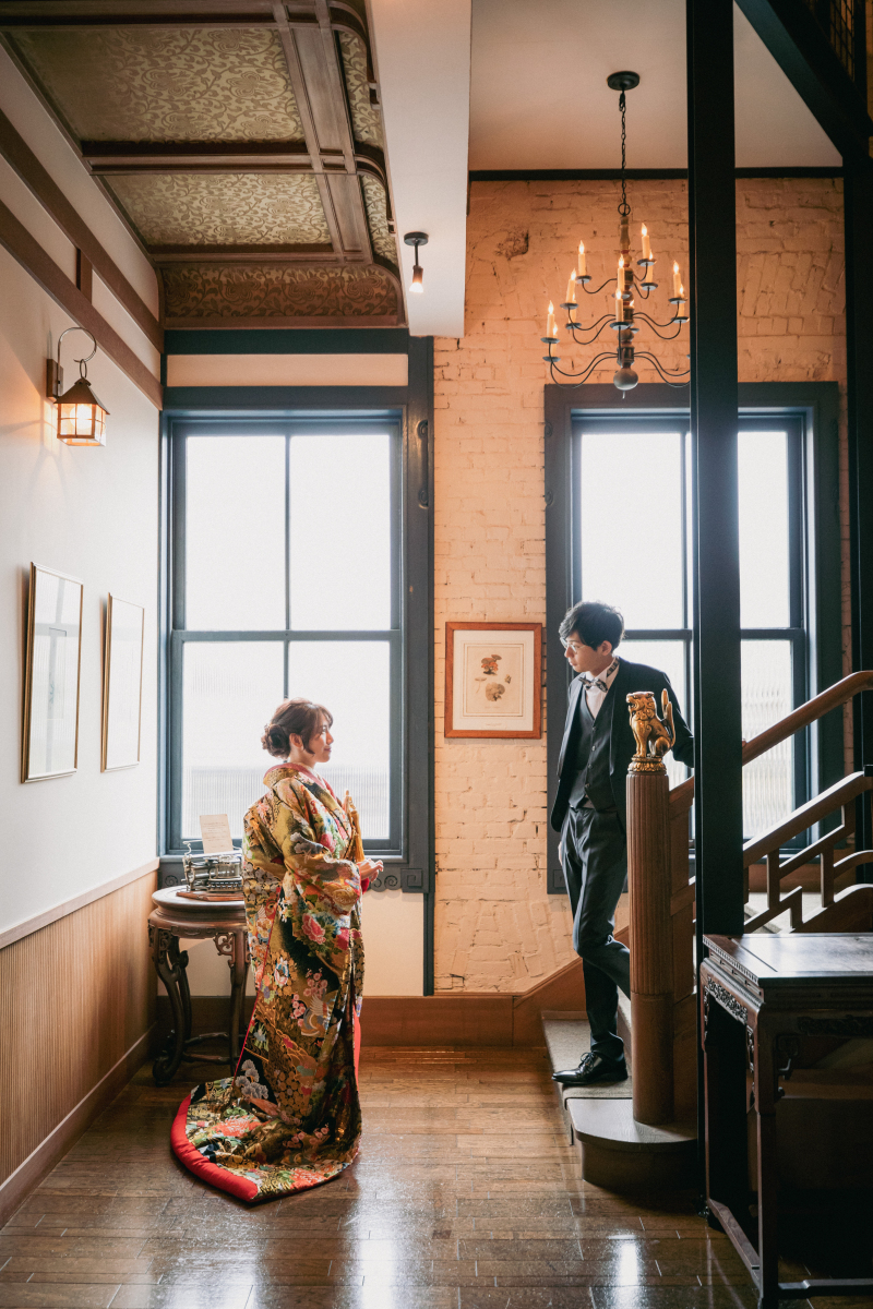 階段下、窓際にて