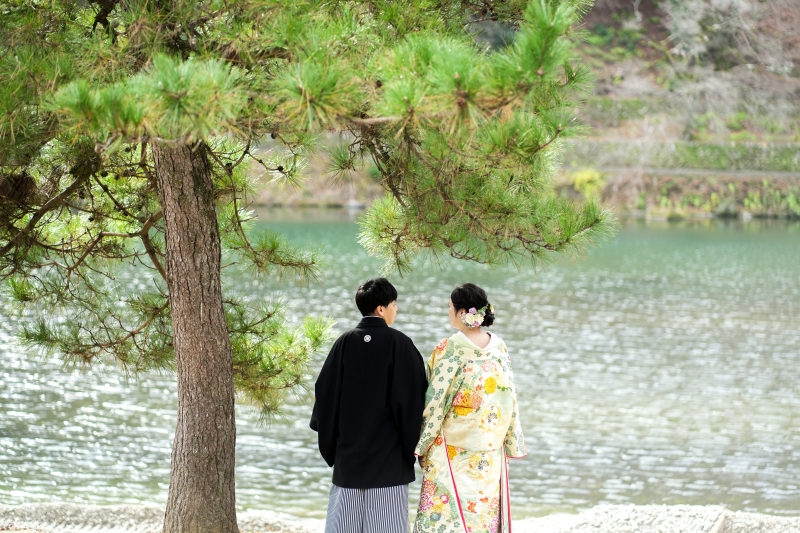 川にて