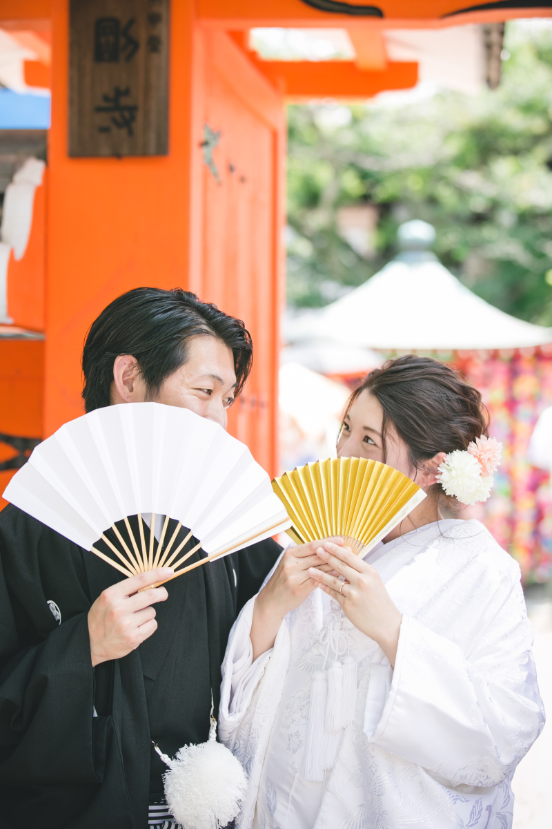 扇子をつかって。