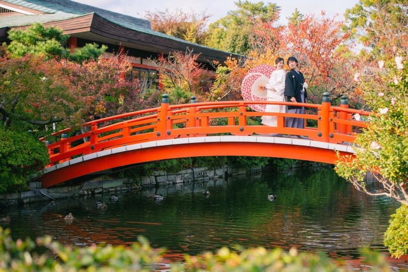 朱色の橋の上で