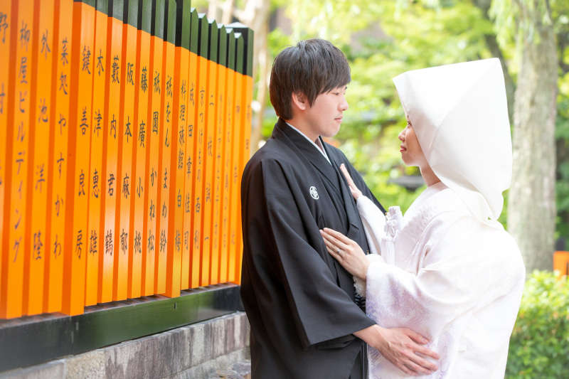 朱色の玉垣前ではんなりと