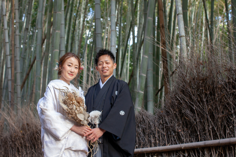 竹林をバックに