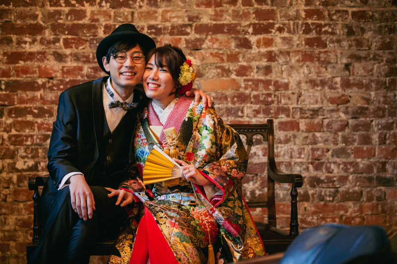 レンガ壁の前で