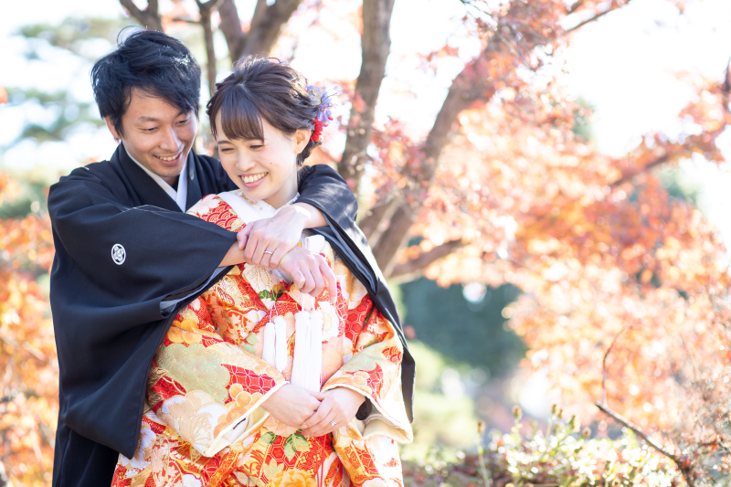 紅葉をバックに