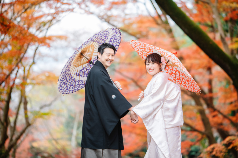 紅葉をバックに