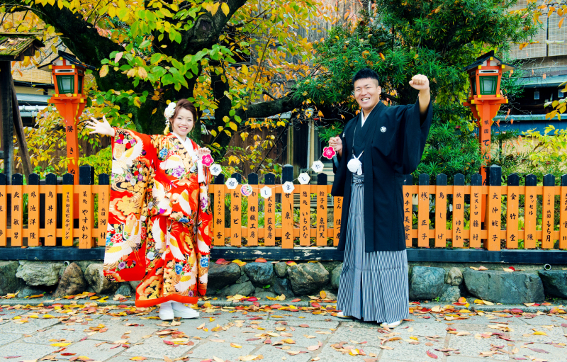 朱色の玉垣とガーランド