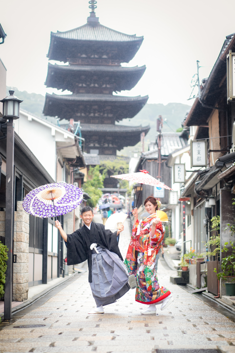 八坂の塔をバックに