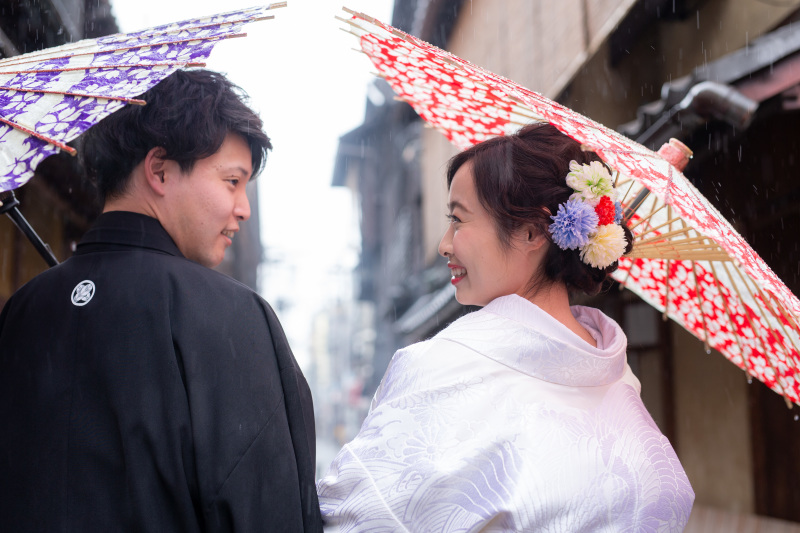 晴れやかな傘の下