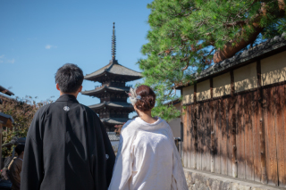 青空のもと　白無垢　八坂の塔周辺にて