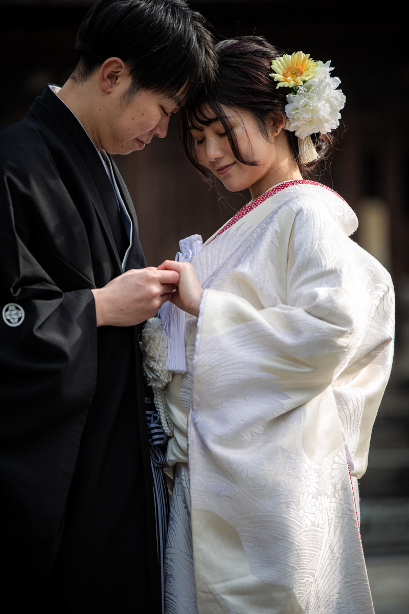 手を取り合って