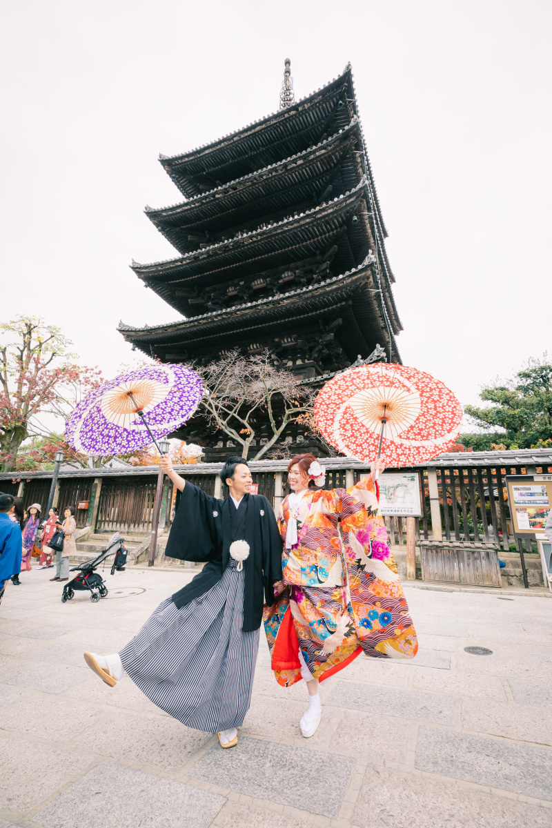 八坂の塔の下で