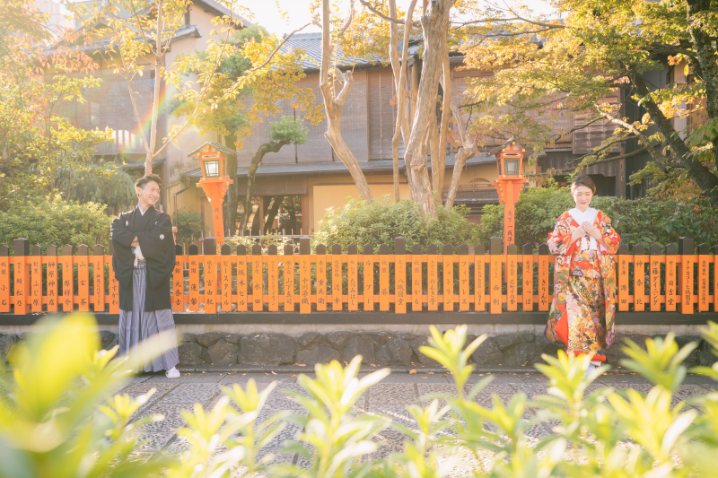 朱色柵続く街並み