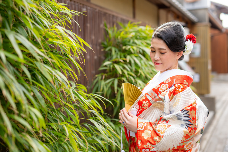 少し目を伏せて