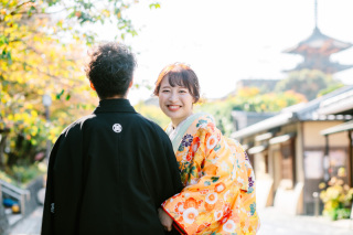 オレンジの色打掛で　八坂の塔付近