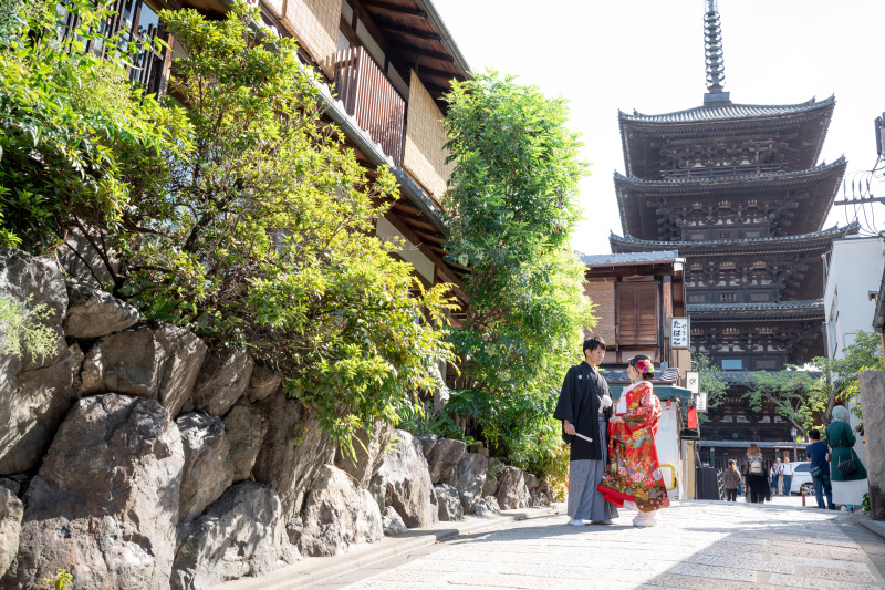 八坂の塔の下で