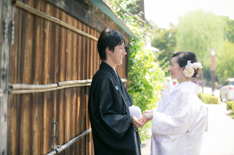 手を取り合って