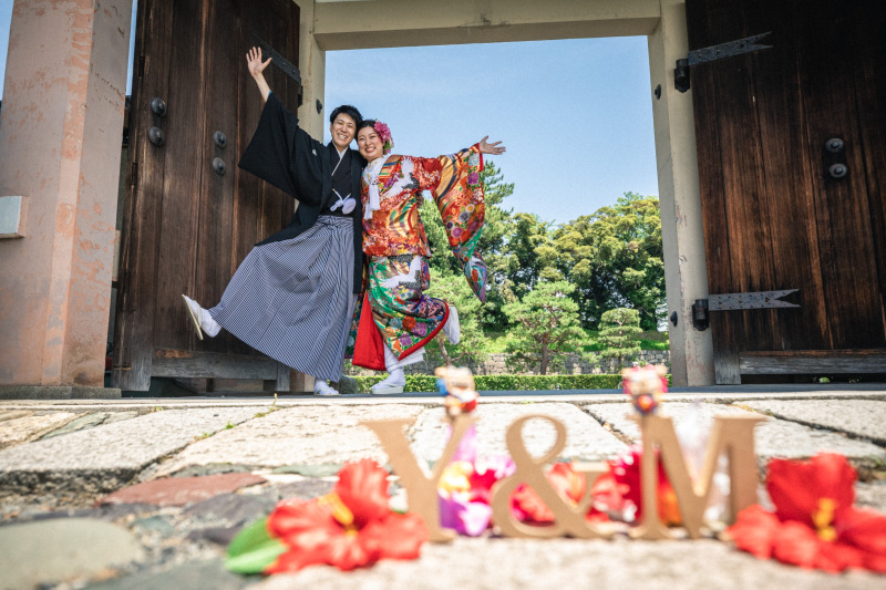 大きく手を上げて