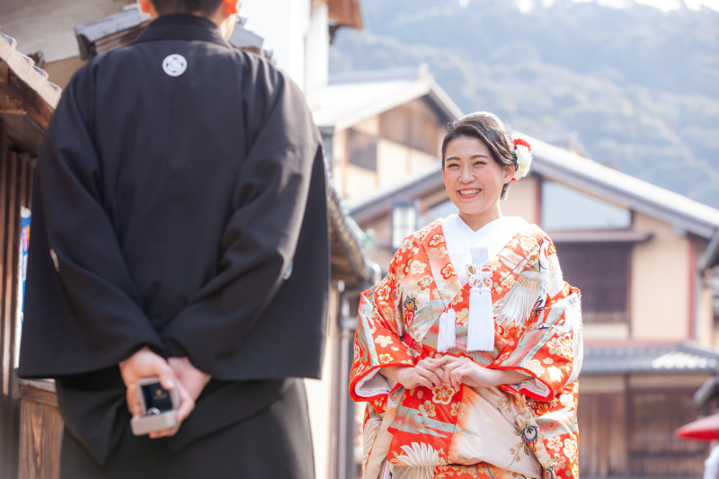 後ろ手に隠した